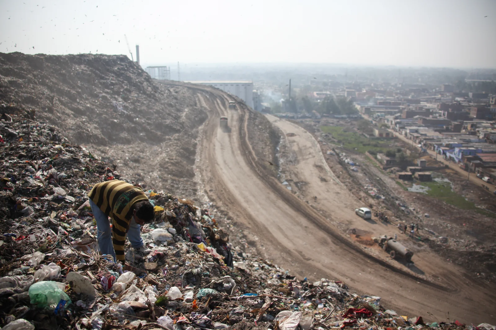 india-waste-piles-up-consumerism-edge