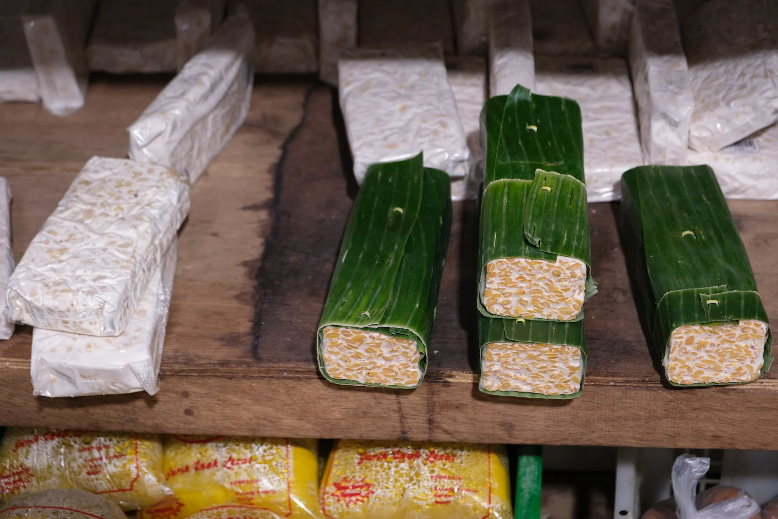 Locally sourced tree and plant leaves have dominated the Indonesian food packaging scene, until plastics supplanted them in the absence of pricing mechanisms that reflect end-of-life costs.